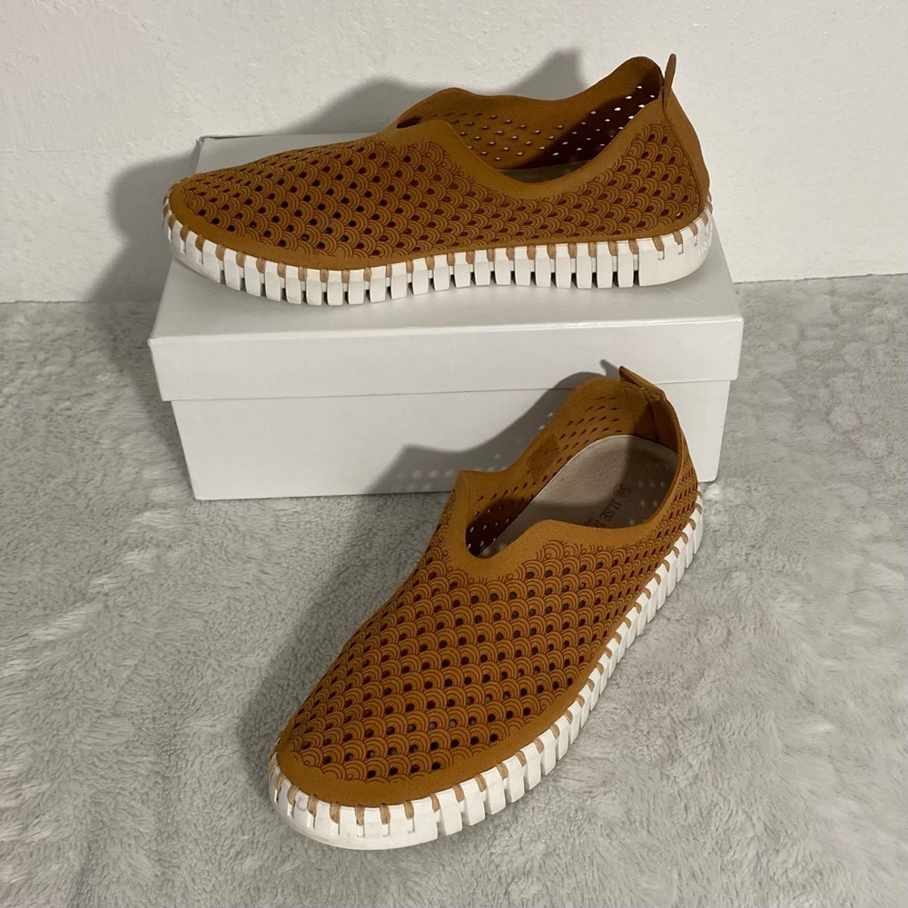Ilse Jacobson Hornbak Tulip 139 Perforated Slip On Sneaker EU Size 39 (US 8.5-9)